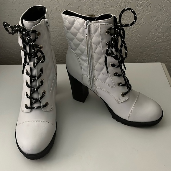 G by Guess White Lace Up Winter Wonderland Luxe Steampunk Combat Boots Size 8M - Picture 3 of 15
